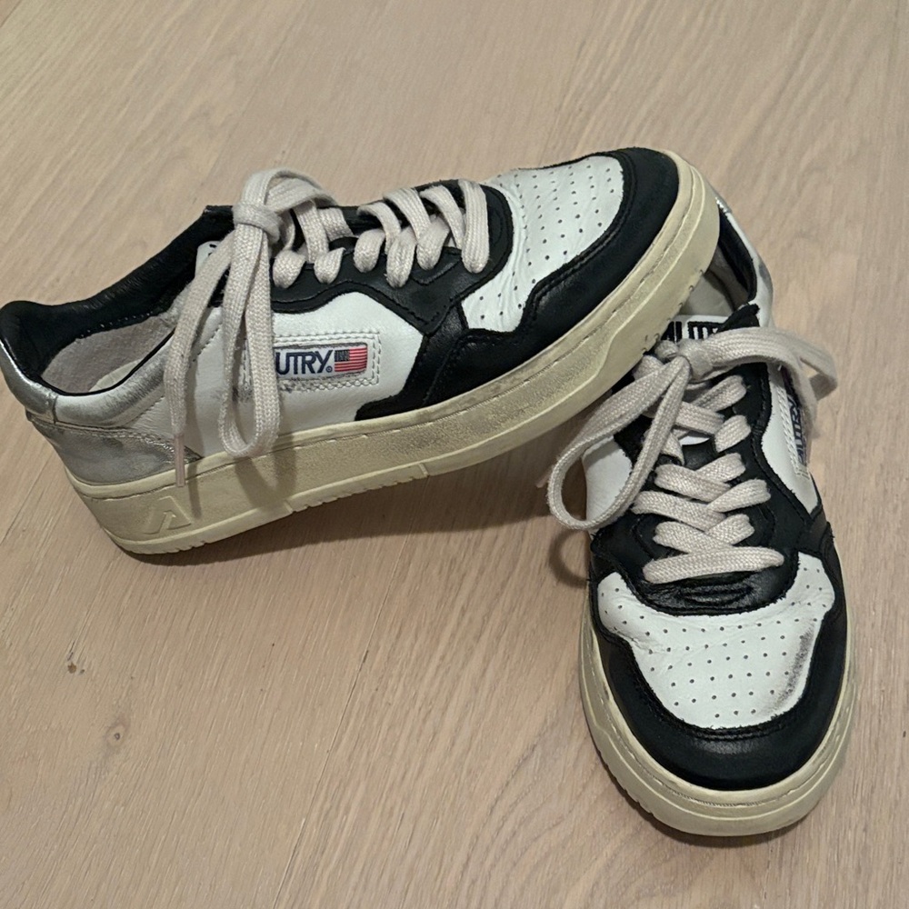 Autry medalist distressed Women's Black and White Sneakers